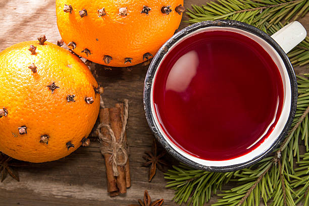 mulled wine mug and two orange fruit decorated with carnation - chá de cravo imagens e fotografias de stock